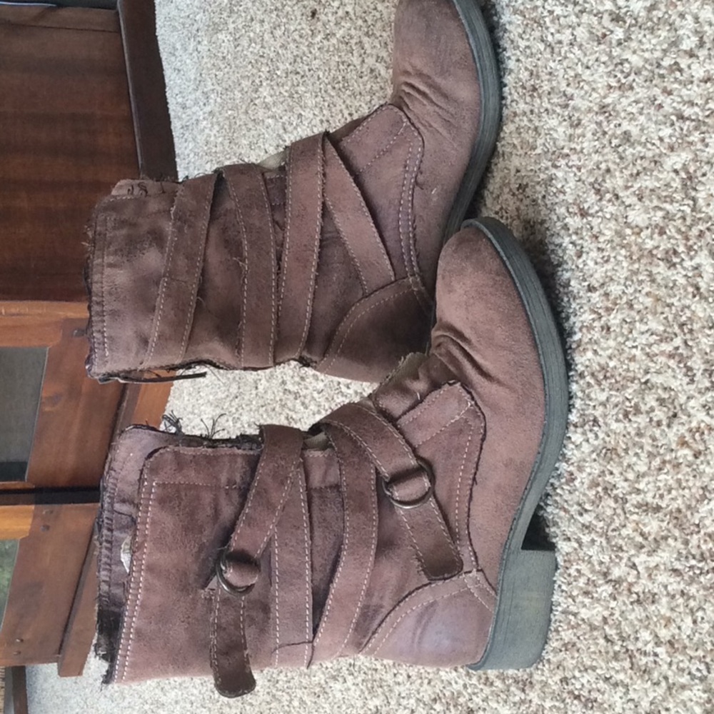 Distressed Roxy boots